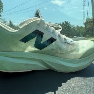 New Balance Women's Fuelcell Rebel V4 Running Shoe 7.5